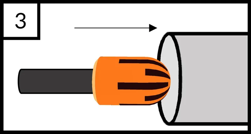 Kabel wird mit der Kappe durch das Leerrohr geschoben